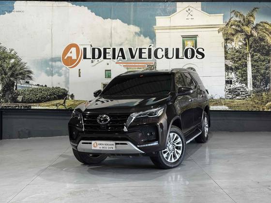 TOYOTA HILUX SW4 2.8 D-4D TURBO DIESEL SRX 7L 4X4 AUTOMÁTICO